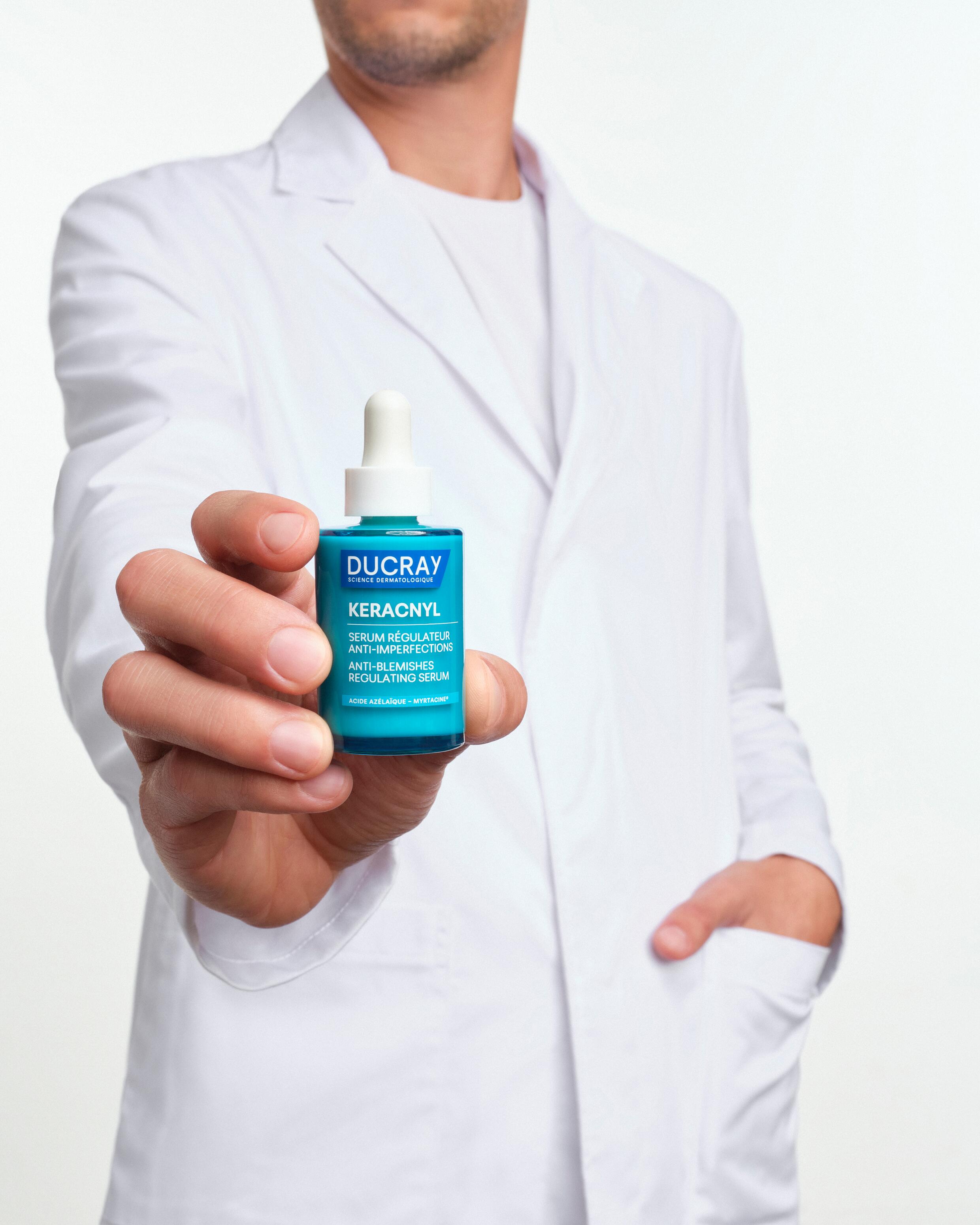 DU_KERACNYL_Serum_Expertise Science_Product hand of HCP_4x5
